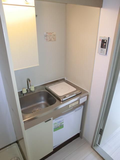 キッチン　ＩＨシステムキッチン。ミニ冷蔵庫付。