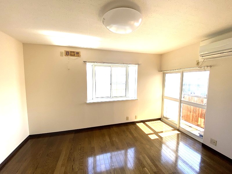 居室・リビング　洋室は8帖！2面採光で明るいです