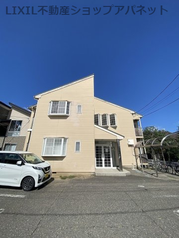 建物外観　2階建ても木造アパートです