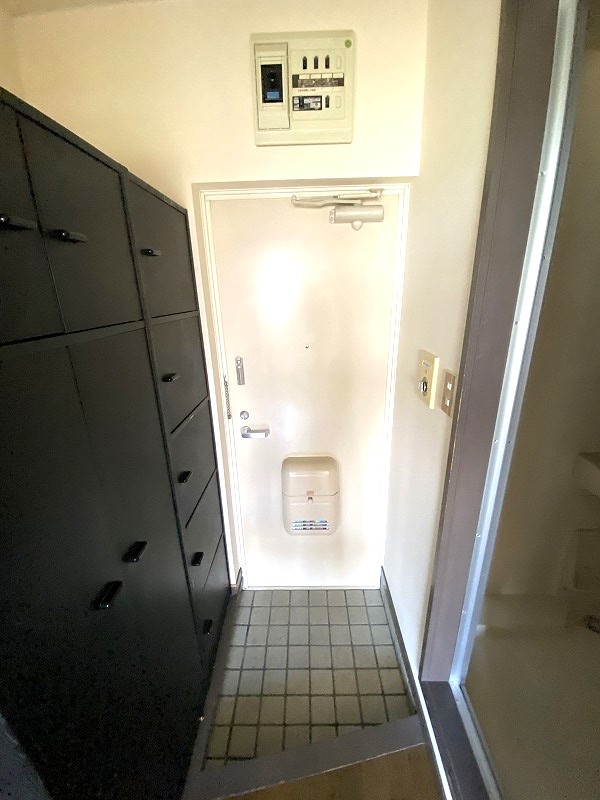 玄関　玄関には大きい収納がございます！