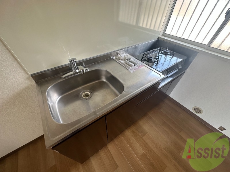 キッチン　２口ガスコンロも設置されていて、調理スペースも広いですね。