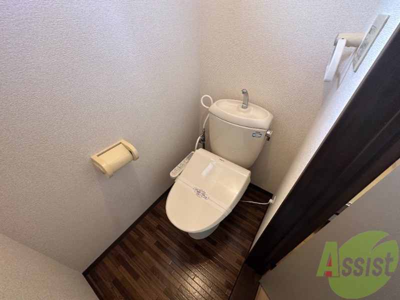 トイレ　温水洗浄便座付きのトイレは、使用しやすくうれしいですね。