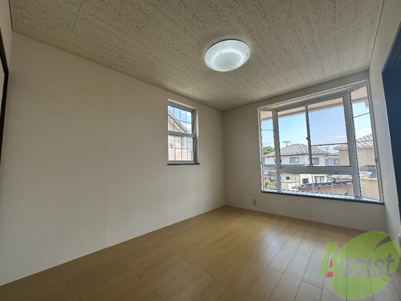 その他部屋・スペース　寝室としてもスペースに余裕があり、陽当たりが良いですね。