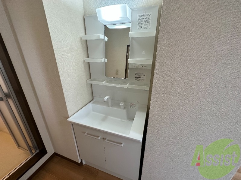 洗面設備　洗面化粧台も独立しており、洗面台の棚も利便性がありますね。