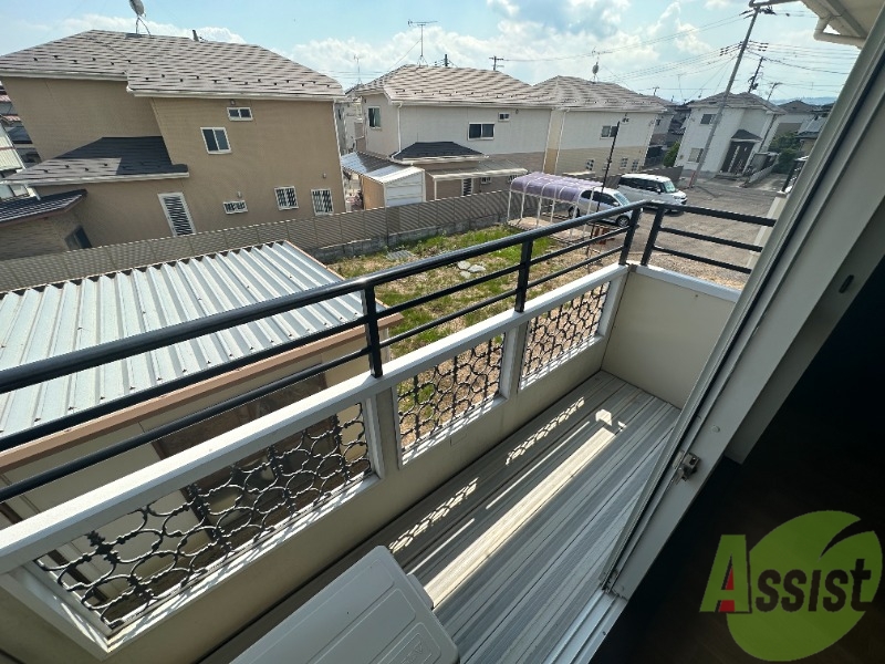 バルコニー　広めのバルコニースペースで洗濯物も問題なく干せそうですね。