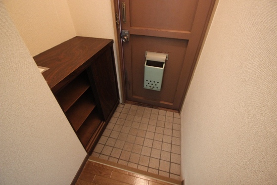 玄関　※別号室の写真です。