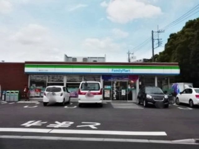 コンビニ　ファミリーマート千葉稲丘町店（コンビニ）まで674m