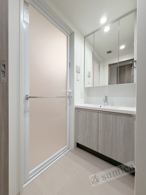 洗面設備　階数により内装色が異なります