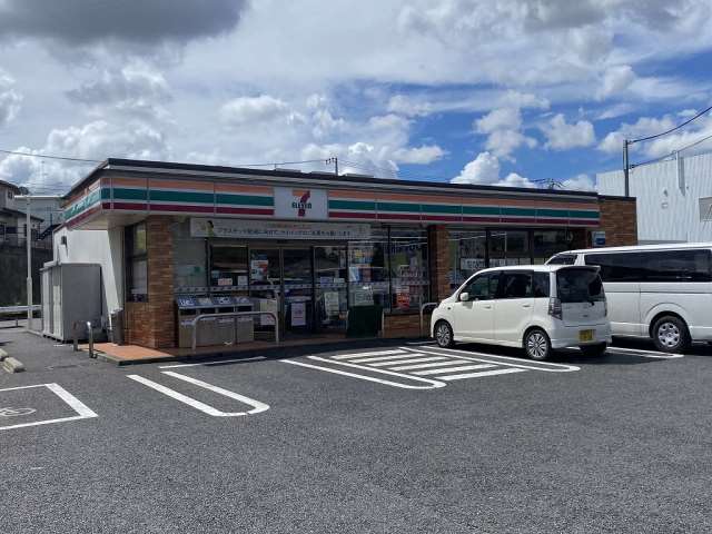 コンビニ　セブンイレブン（コンビニ）まで524m
