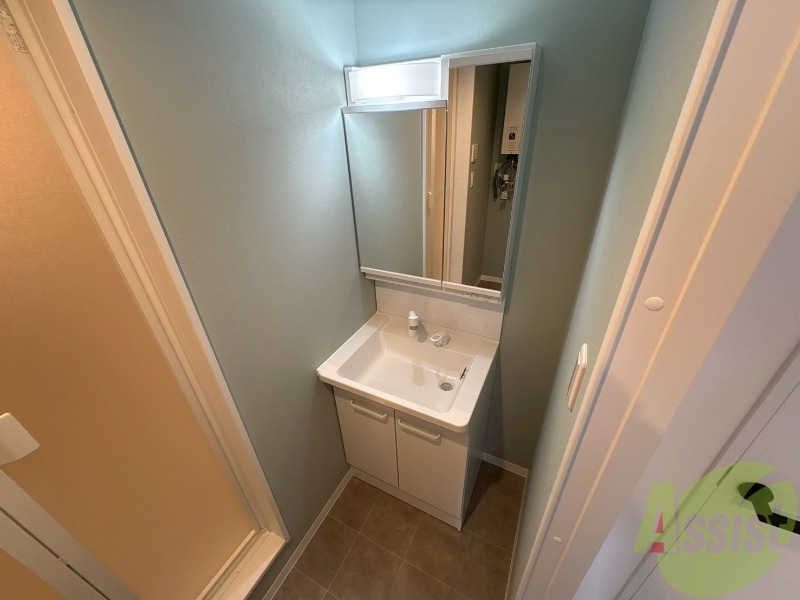 洗面設備　大きくて使いやすそうな独立洗面台になっています。