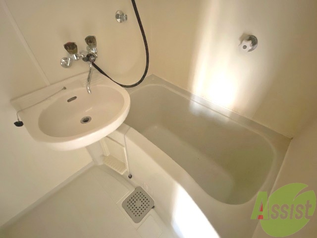 バス・シャワールーム　こちらはお風呂。一日の疲れをここで癒してください。