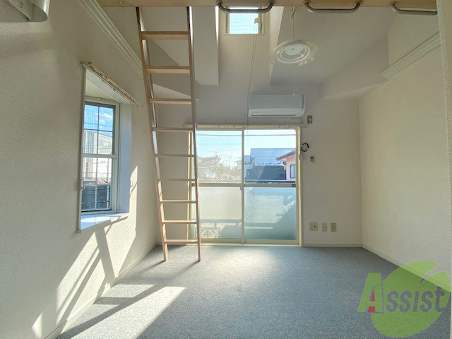 居室・リビング　リビングはこんな感じです。窓が大きくて良く陽が入ってきます。