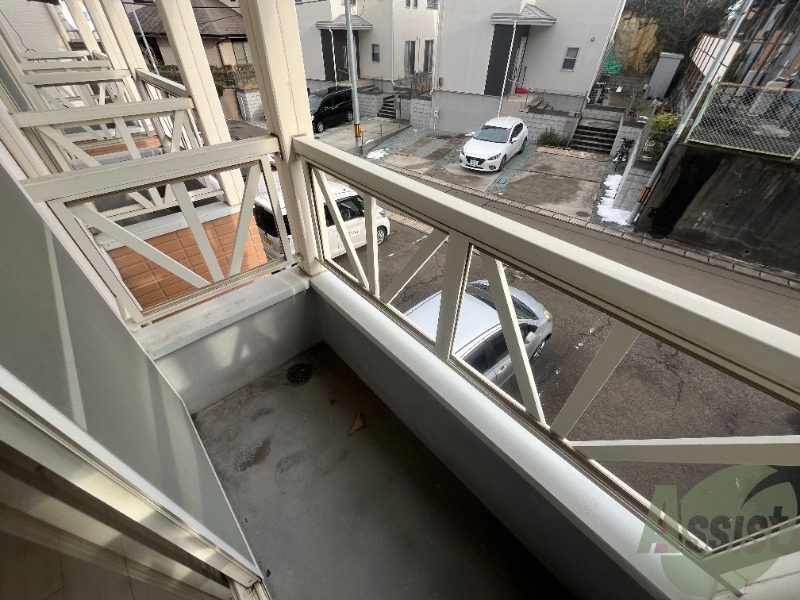 バルコニー　バルコニーは洗濯物を干すのに十分な広さがありますね。