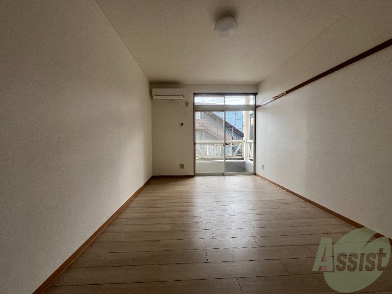 居室・リビング　８．５帖の洋室です。生活のメインとなる部屋ですね。