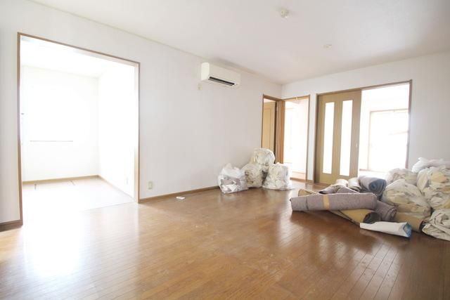 居室・リビング　クリーニング中のお写真です。