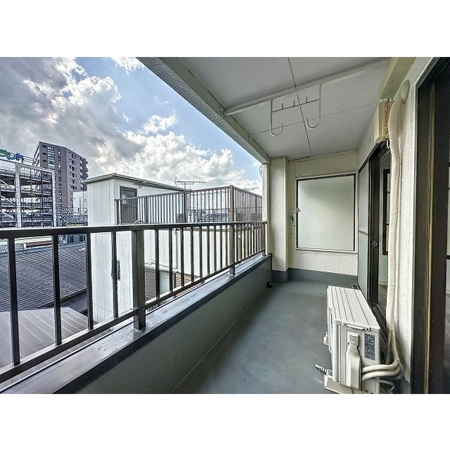 バルコニー　広々としたバルコニー