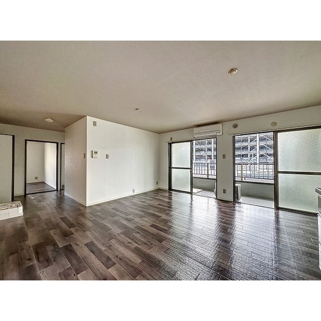 居室・リビング　広々とした１３帖のＬＤＫ