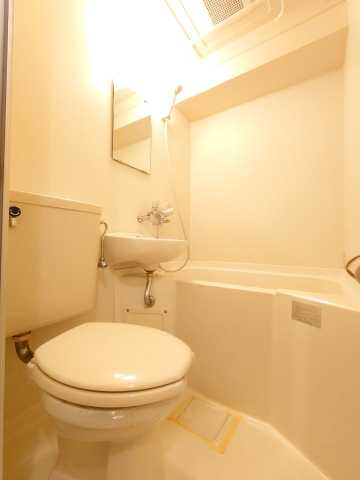 トイレ　別部屋の参考写真となっております