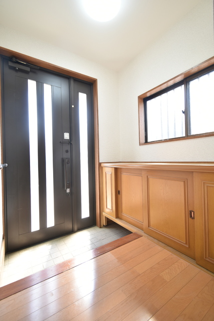 玄関　※クリーニング前の写真です※