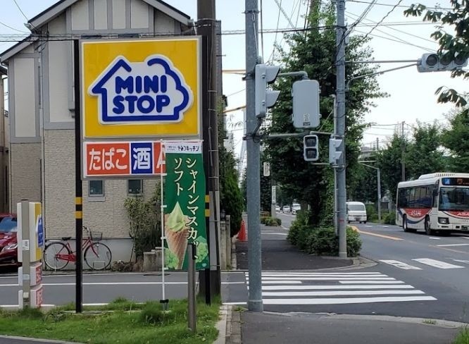 コンビニ　ミニストップ東越谷3丁目店（コンビニ）まで382m