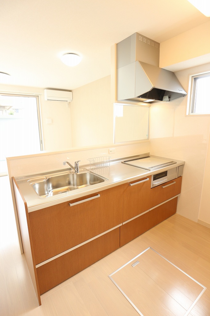 キッチン　人気のカウンターキッチンにはIHクッキングヒーター完備してい