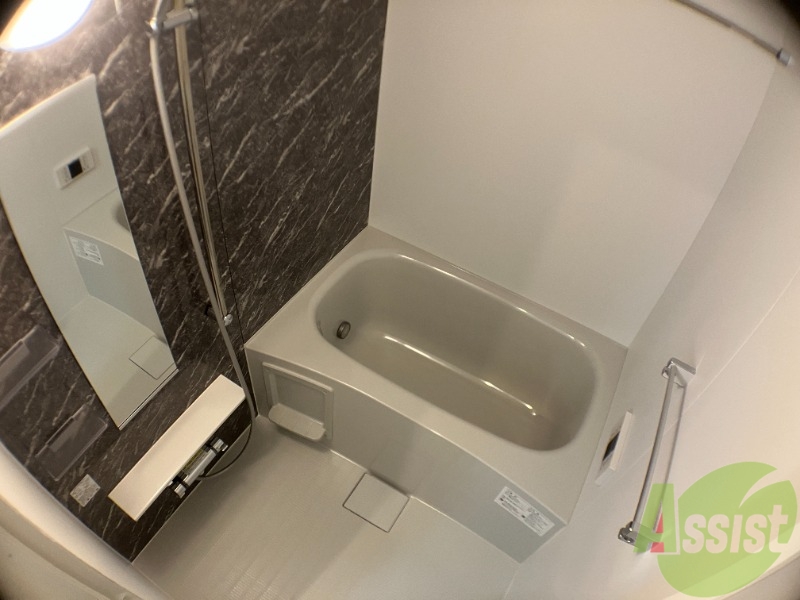 バス・シャワールーム　大理石の模様をしたタイルは、高級感がありますね。