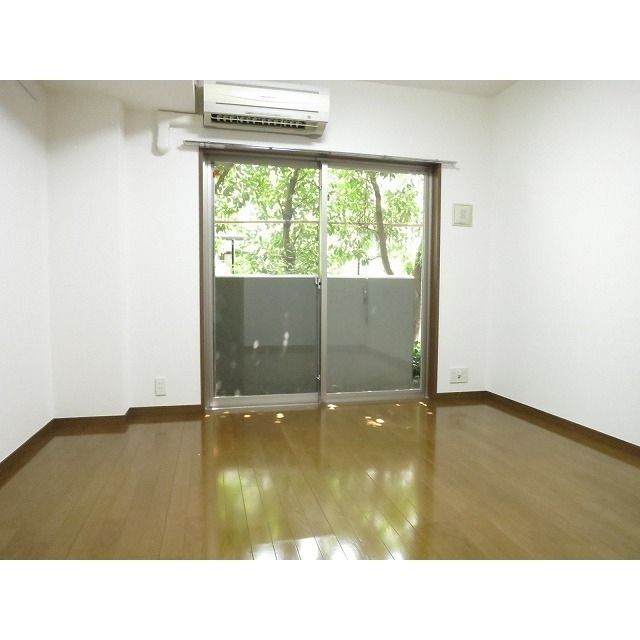 居室・リビング　★洋室7.1帖広めのお部屋です★