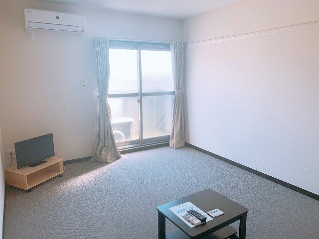 居室・リビング　こちらのリビングで趣味の時間をお楽しみください