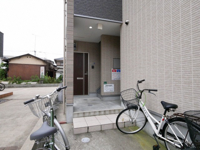 エントランス　落ち着いたエントランスです