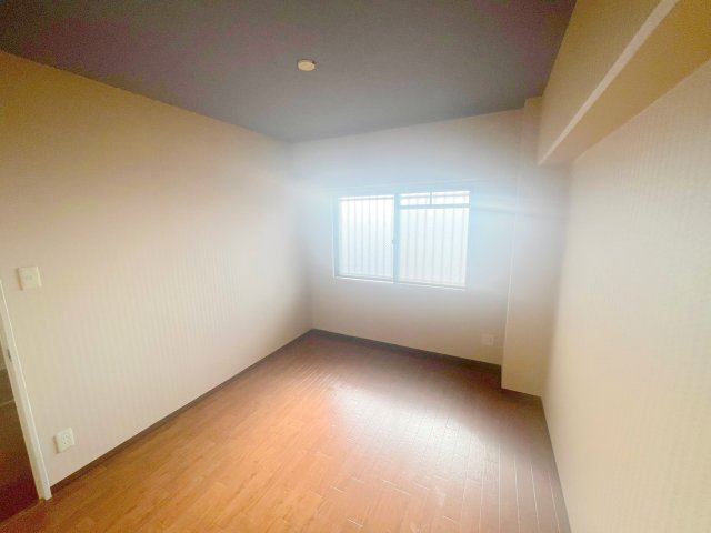 居室・リビング　朝には心地よい光が差し込む、このお部屋でお休みください。