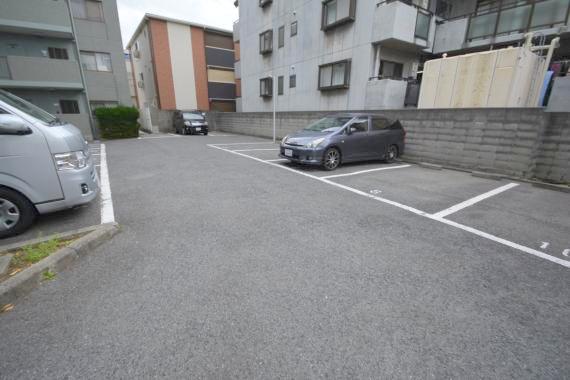 駐車場　敷地内にある駐車場。愛車がすぐ近くに置けると安心ですよね。