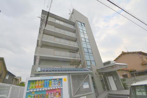 建物外観　閑静な住宅地にある、落ちついた色合いのキレイな建物です。