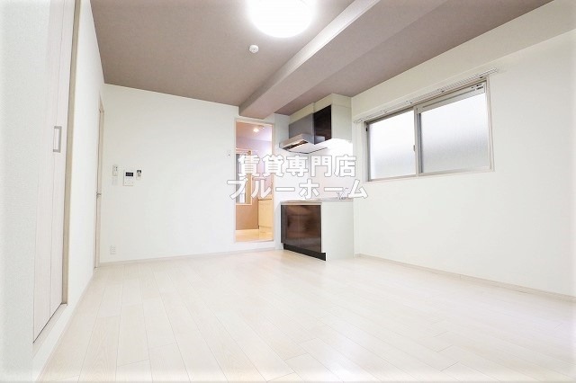 居室・リビング　11帖の明るい洋室！