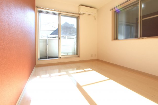 居室・リビング　参考写真（同物件別部屋）