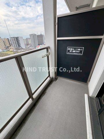 バルコニー　暖かな日差しのふりそそぐバルコニー