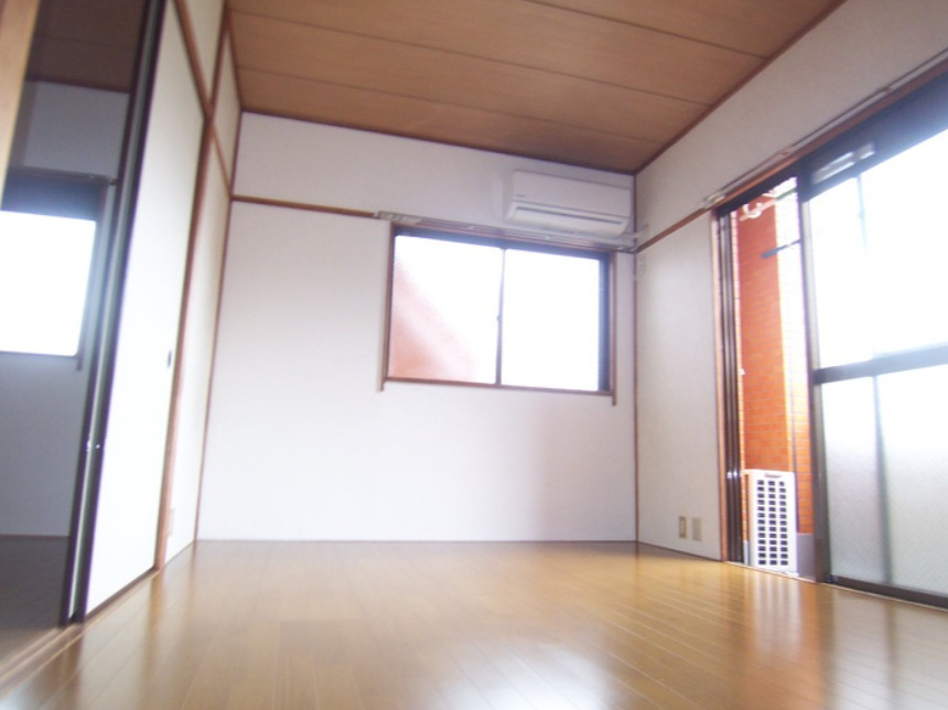 居室・リビング　こちらの居間で趣味の時間をお楽しみください