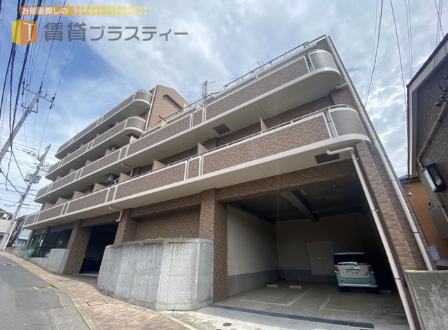 建物外観　タイル張りで重厚感ありますね。