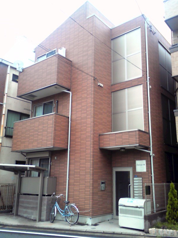 建物外観　大通りと反対側のお部屋で人目も気になりません！