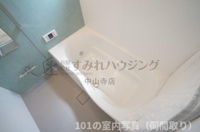 バス・シャワールーム　追い焚き機能付きのゆったりサイズのお風呂です