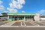 コンビニ　ファミリーマート鶴市明見店（コンビニ）まで944m