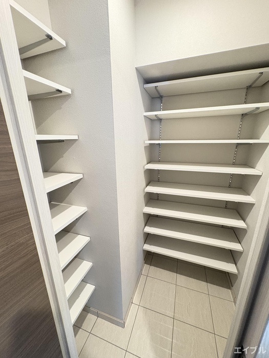 玄関　同じ部屋タイプの別部屋の写真です。現況と異なる場合は現況を優