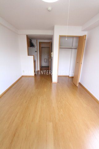 居室・リビング　同タイプ反転写真