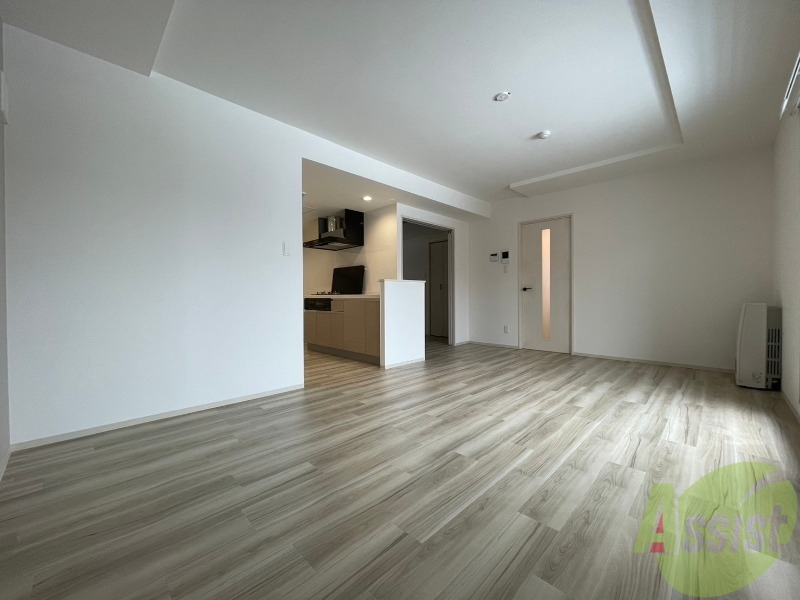 居室・リビング　木目のフローリングは落ち着きのある印象のお部屋になりますね。