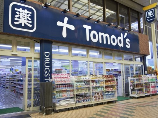ドラックストア　トモズ有明ガーデン店（ドラッグストア）まで895m