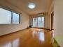 居室・リビング　木目のフローリングは落ち着きのある印象のお部屋になりますね。