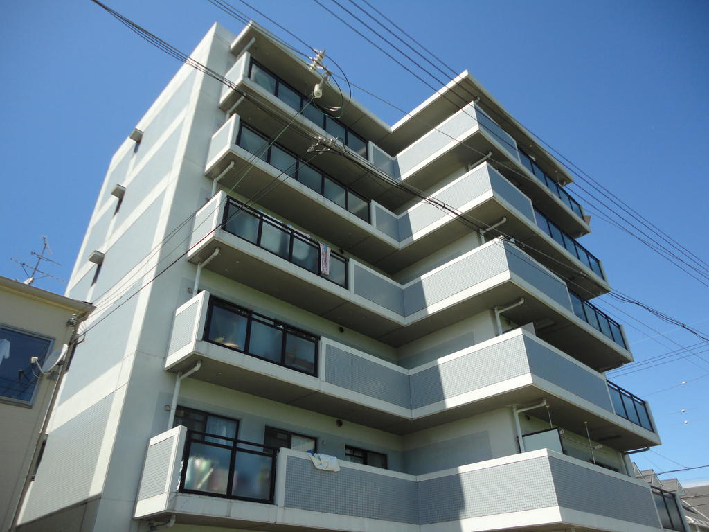建物外観　タイル貼りの鉄筋マンション
