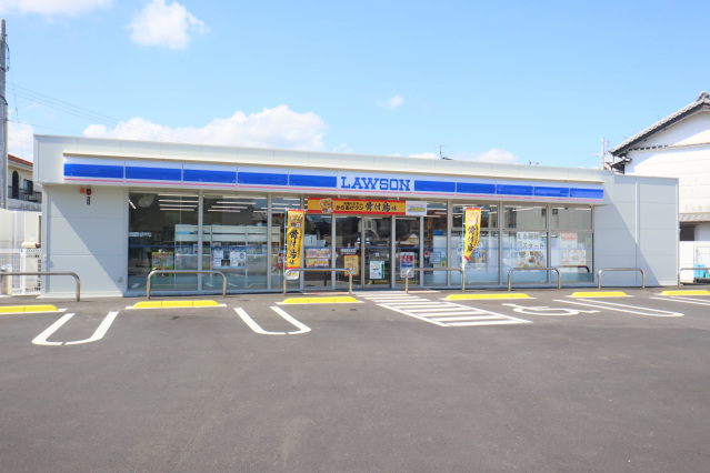 コンビニ　ローソン高知中久万店（コンビニ）まで361m
