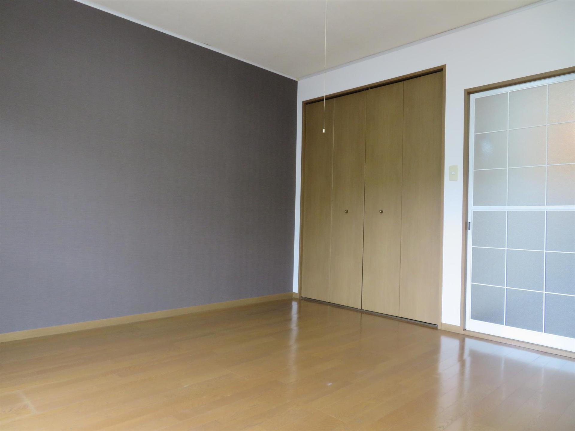 居室・リビング　南向きで明るいお部屋。おしゃれなアクセントクロスになっており