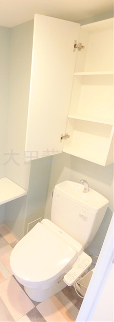 トイレ　棚収納に温水暖房便座付きのトイレ
