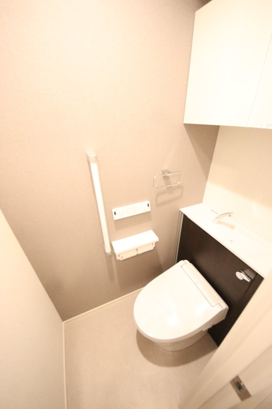 ＪＲ東海道本線 立花駅 徒歩17分 3階建 築3年のトイレ写真